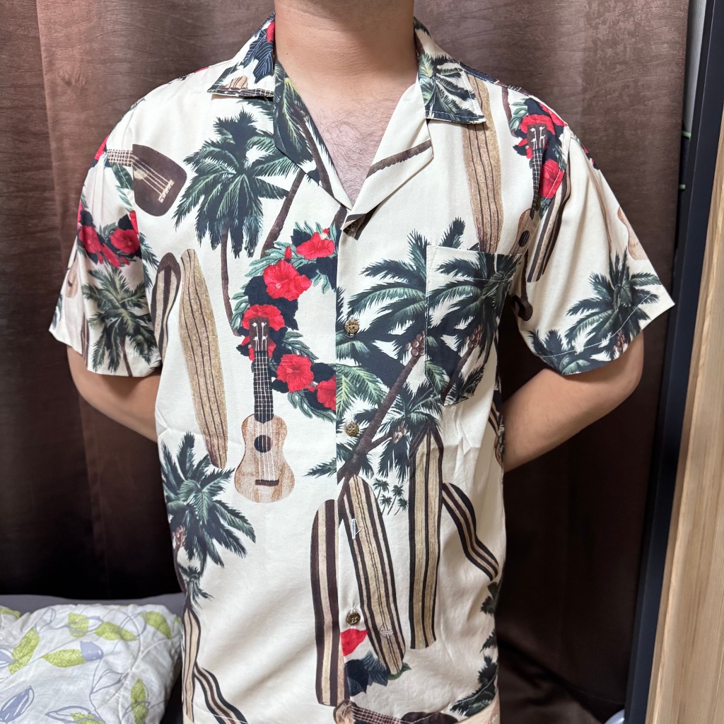 เสื้อเชิ้ตฮาวายผู้ชายมือสอง สีครีมลายทะเล ต้นมะพร้าว กีตาร์ อก 50 ยาว 69 ซม.